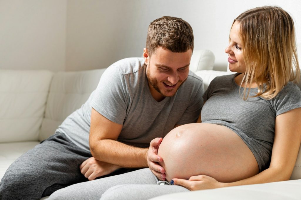 Besonderer Kündigungsschutz, Vater legt Hand auf Babybauch