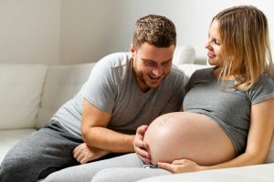 Besonderer Kündigungsschutz, Vater legt Hand auf Babybauch
