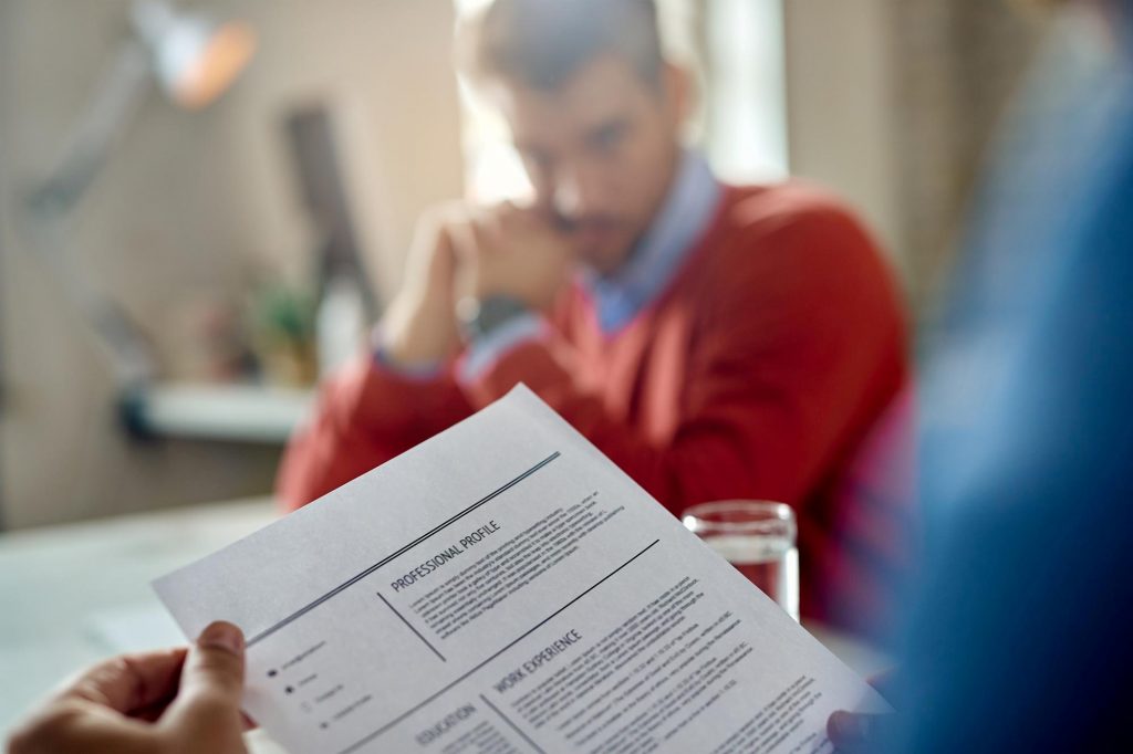Betriebliches Eingliederungsmanagement (BEM) in Berlin, ein Angestellter hört seinem Vorgesetzten zu