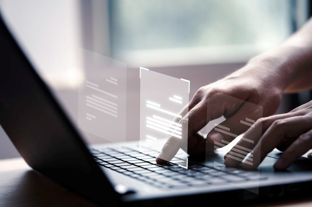 Annahmeverzugslohn nach Kündigung, eine Person schreibt eine Bewerbung am Laptop