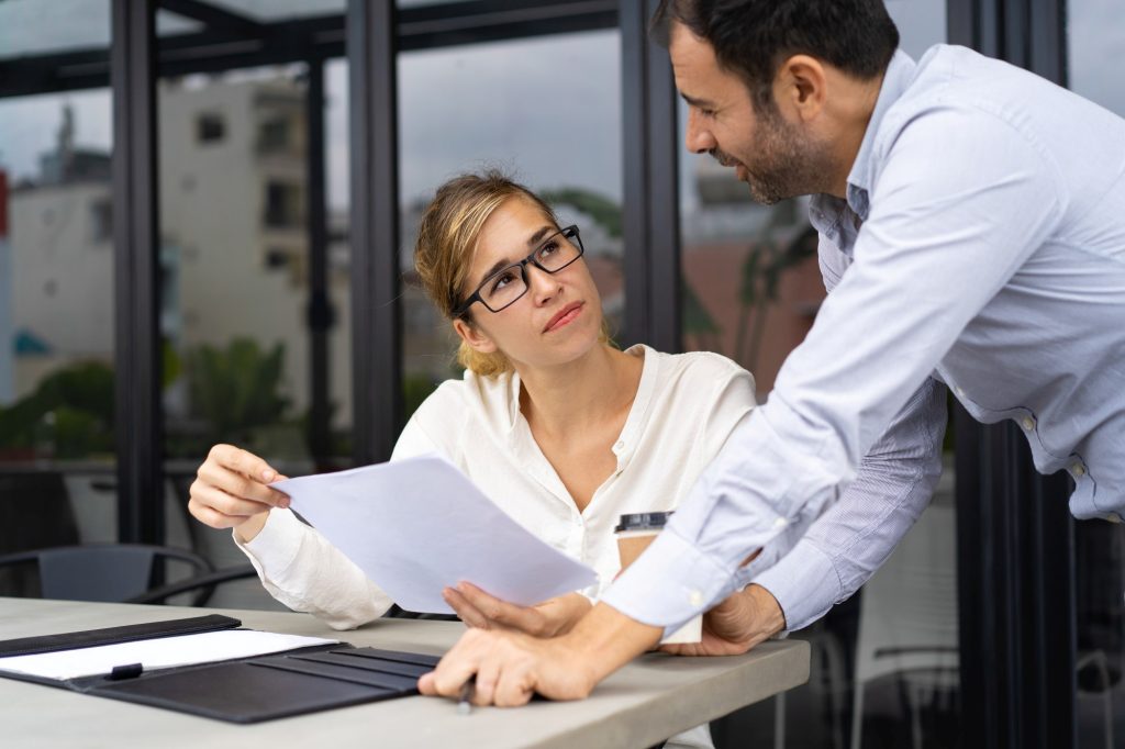 Befristeter Arbeitsvertrag, ein Vorgesetzter bespricht das Vorgehen mit einer Angestellten